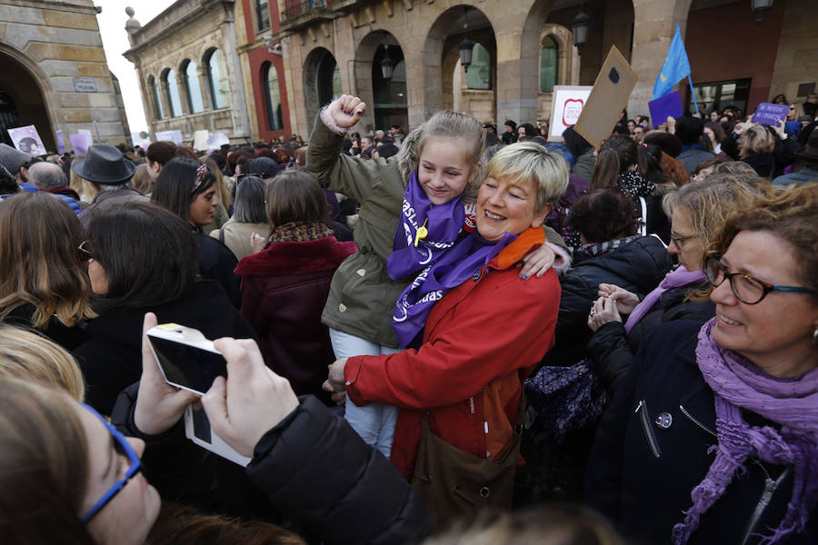 Cientos de personas se concentraron en la plaza Mayor del Ayuntamiento gijonés