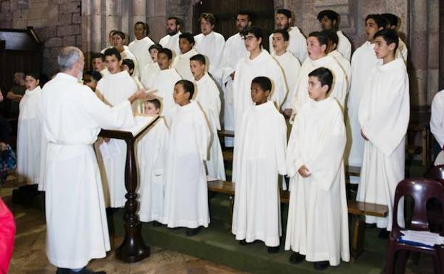 Una misa cantada en Covadonga. El domingo, a mediodía, las voces blancas de la Escolanía acompañan a la misa en el Real Sitio de Covadonga. Los ecos del santuario se llenan de espiritualidad.