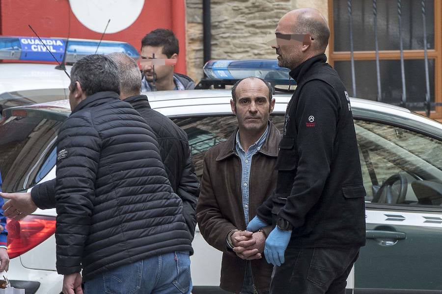 Agentes de la Guardia Civil registran la vivienda de Javier Ledo en Navia. Ha sido detenido como presunto autor del crimen de Paz Fernández Borrego. 