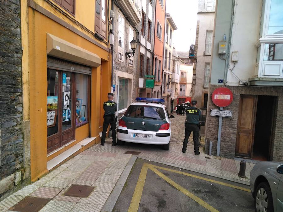 Agentes de la Guardia Civil registran la vivienda de Javier Ledo en Navia. Ha sido detenido como presunto autor del crimen de Paz Fernández Borrego. 