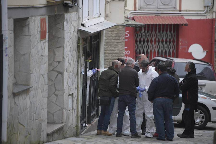 Agentes de la Guardia Civil registran la vivienda de Javier Ledo en Navia. Ha sido detenido como presunto autor del crimen de Paz Fernández Borrego. 