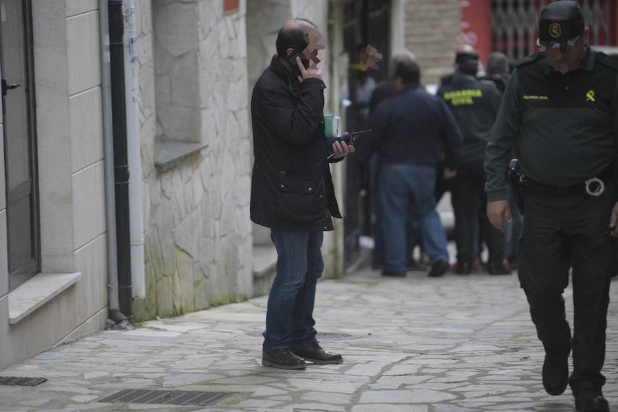 Agentes de la Guardia Civil registran la vivienda de Javier Ledo en Navia. Ha sido detenido como presunto autor del crimen de Paz Fernández Borrego. 