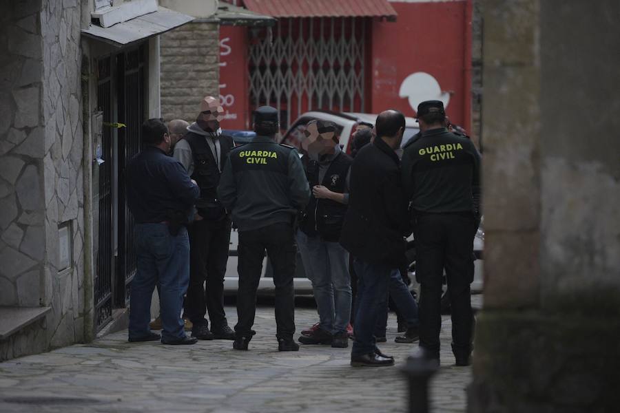 Agentes de la Guardia Civil registran la vivienda de Javier Ledo en Navia. Ha sido detenido como presunto autor del crimen de Paz Fernández Borrego. 