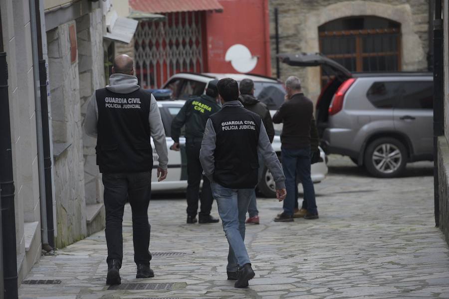 Agentes de la Guardia Civil registran la vivienda de Javier Ledo en Navia. Ha sido detenido como presunto autor del crimen de Paz Fernández Borrego. 