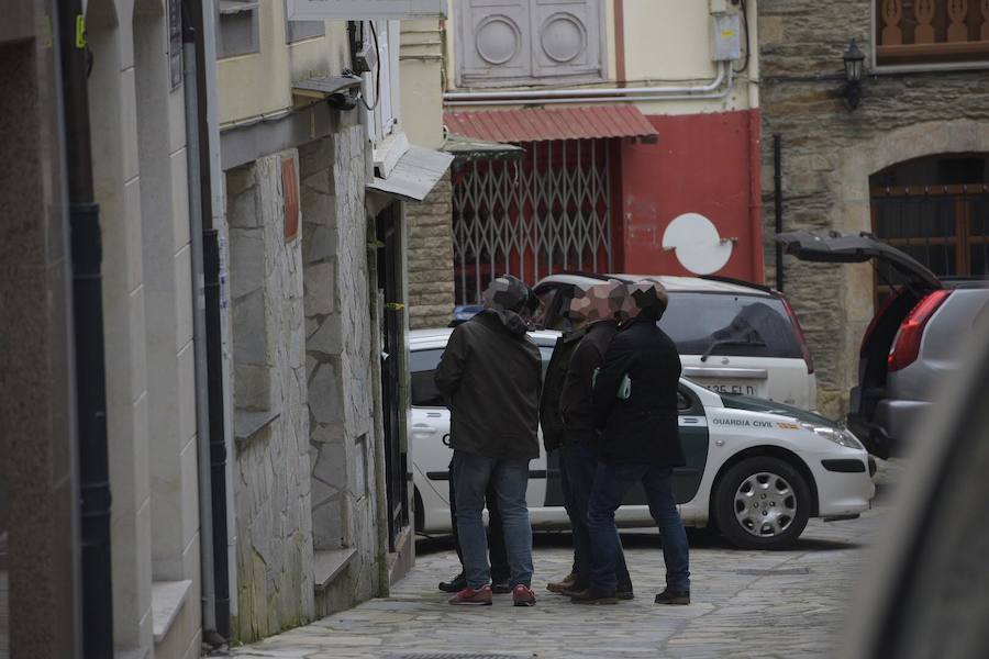 Agentes de la Guardia Civil registran la vivienda de Javier Ledo en Navia. Ha sido detenido como presunto autor del crimen de Paz Fernández Borrego. 