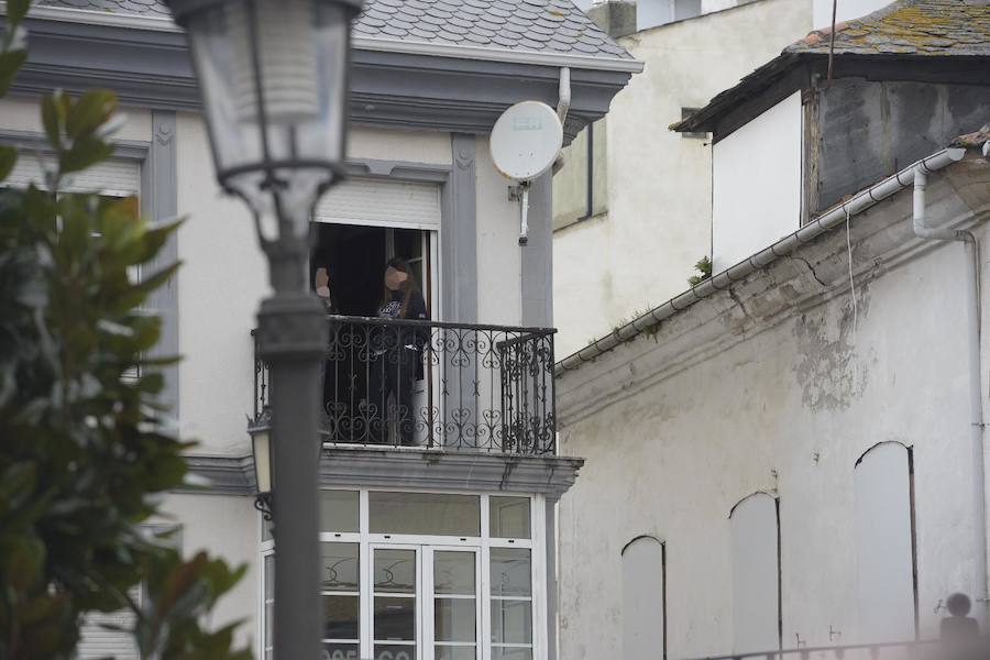 Agentes de la Guardia Civil registran la vivienda de Javier Ledo en Navia. Ha sido detenido como presunto autor del crimen de Paz Fernández Borrego. 