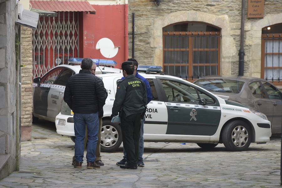 Agentes de la Guardia Civil registran la vivienda de Javier Ledo en Navia. Ha sido detenido como presunto autor del crimen de Paz Fernández Borrego. 