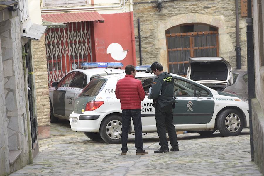 Agentes de la Guardia Civil registran la vivienda de Javier Ledo en Navia. Ha sido detenido como presunto autor del crimen de Paz Fernández Borrego. 