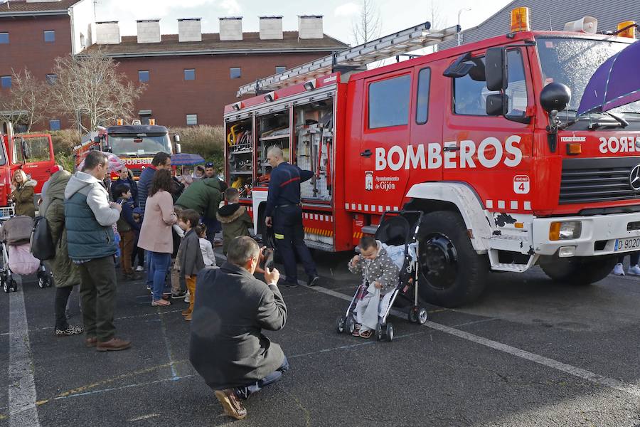 Centenares de personas han disfrutado hoy de la jornada de puertas abiertas del parque de bomberos de Roces. Los más pequeños han sido quienes más han disfrutado de ser bomberos por un día. 