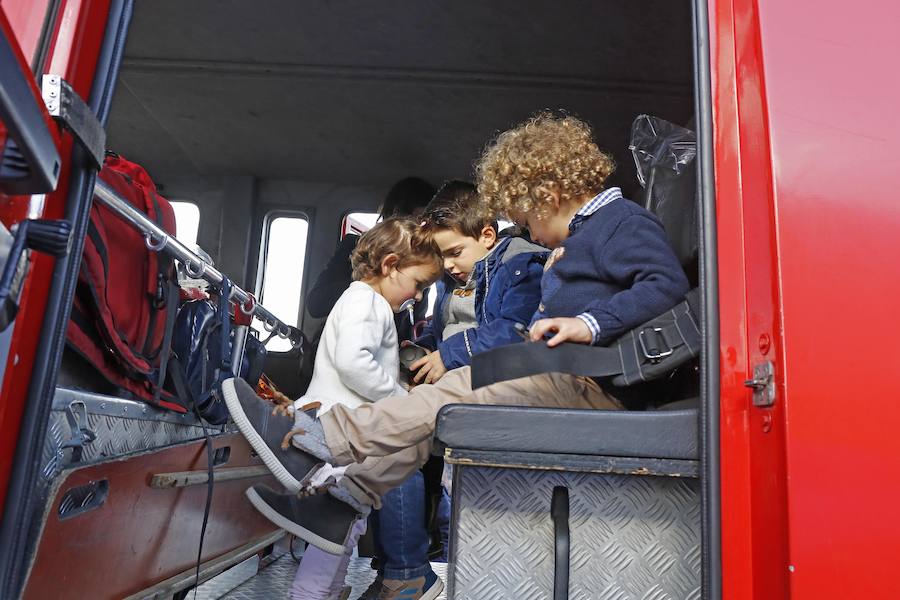 Centenares de personas han disfrutado hoy de la jornada de puertas abiertas del parque de bomberos de Roces. Los más pequeños han sido quienes más han disfrutado de ser bomberos por un día. 
