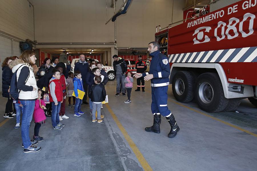 Centenares de personas han disfrutado hoy de la jornada de puertas abiertas del parque de bomberos de Roces. Los más pequeños han sido quienes más han disfrutado de ser bomberos por un día. 