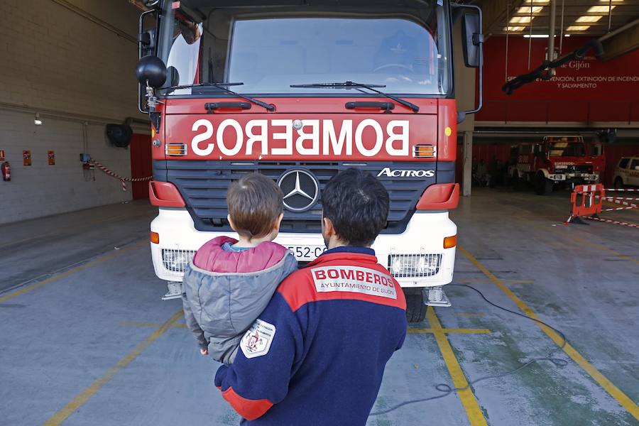Centenares de personas han disfrutado hoy de la jornada de puertas abiertas del parque de bomberos de Roces. Los más pequeños han sido quienes más han disfrutado de ser bomberos por un día. 