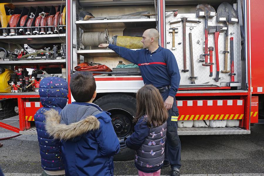 Centenares de personas han disfrutado hoy de la jornada de puertas abiertas del parque de bomberos de Roces. Los más pequeños han sido quienes más han disfrutado de ser bomberos por un día. 