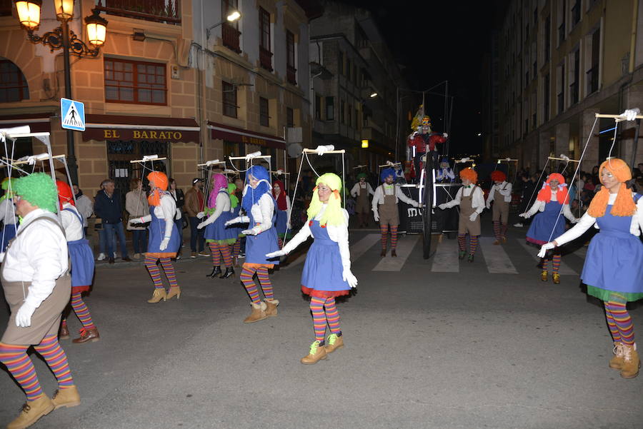 Lleno total en las calles canguesas, por las que desfilaron disfraces de temática 'western', acompañados de animales de diversas especies.