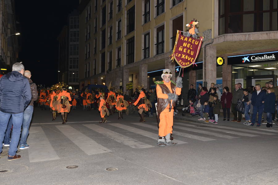 Lleno total en las calles canguesas, por las que desfilaron disfraces de temática 'western', acompañados de animales de diversas especies.