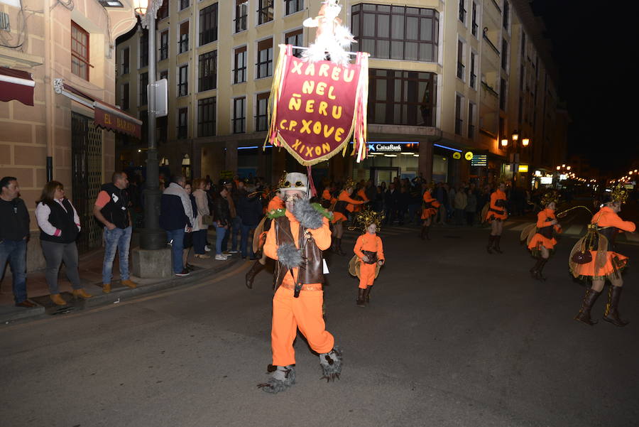 Lleno total en las calles canguesas, por las que desfilaron disfraces de temática 'western', acompañados de animales de diversas especies.