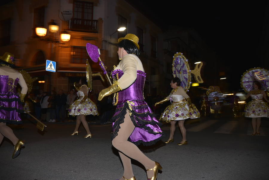 Lleno total en las calles canguesas, por las que desfilaron disfraces de temática 'western', acompañados de animales de diversas especies.