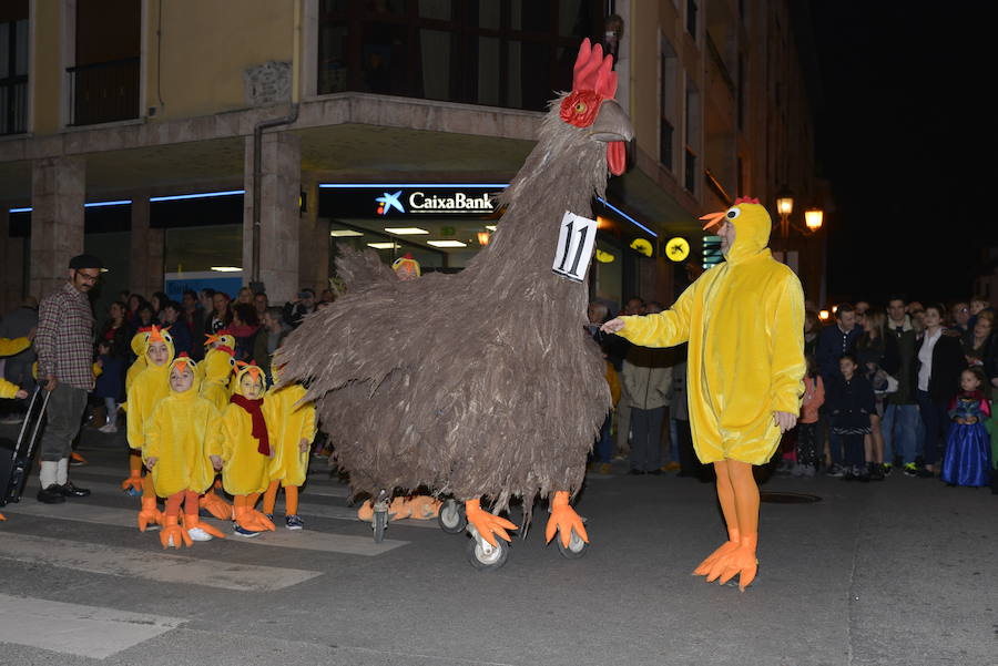 Lleno total en las calles canguesas, por las que desfilaron disfraces de temática 'western', acompañados de animales de diversas especies.