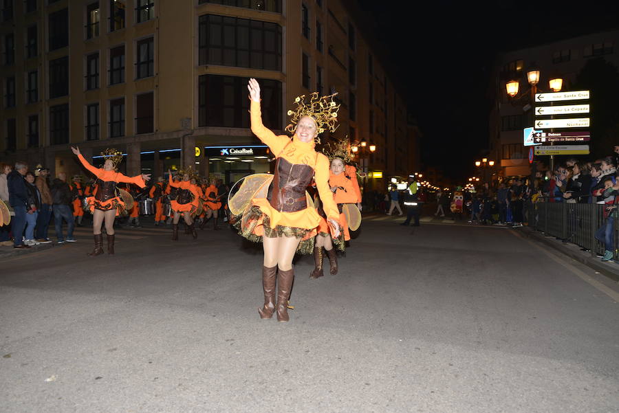 Lleno total en las calles canguesas, por las que desfilaron disfraces de temática 'western', acompañados de animales de diversas especies.