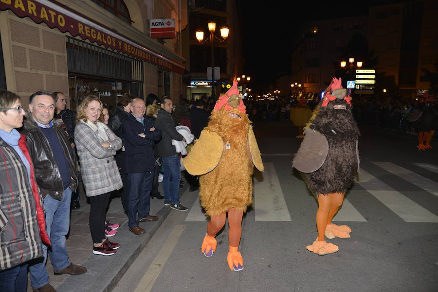 Lleno total en las calles canguesas, por las que desfilaron disfraces de temática 'western', acompañados de animales de diversas especies.