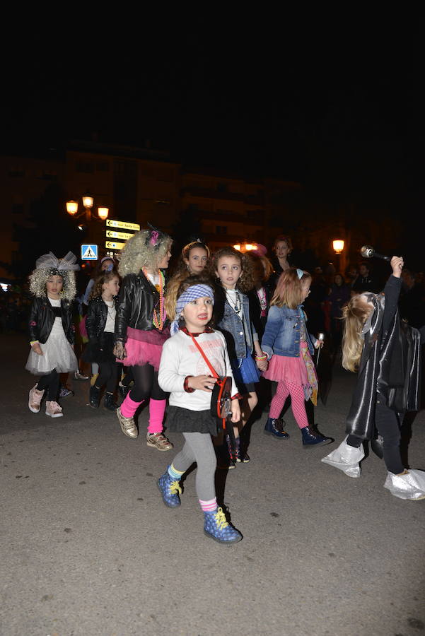 Lleno total en las calles canguesas, por las que desfilaron disfraces de temática 'western', acompañados de animales de diversas especies.