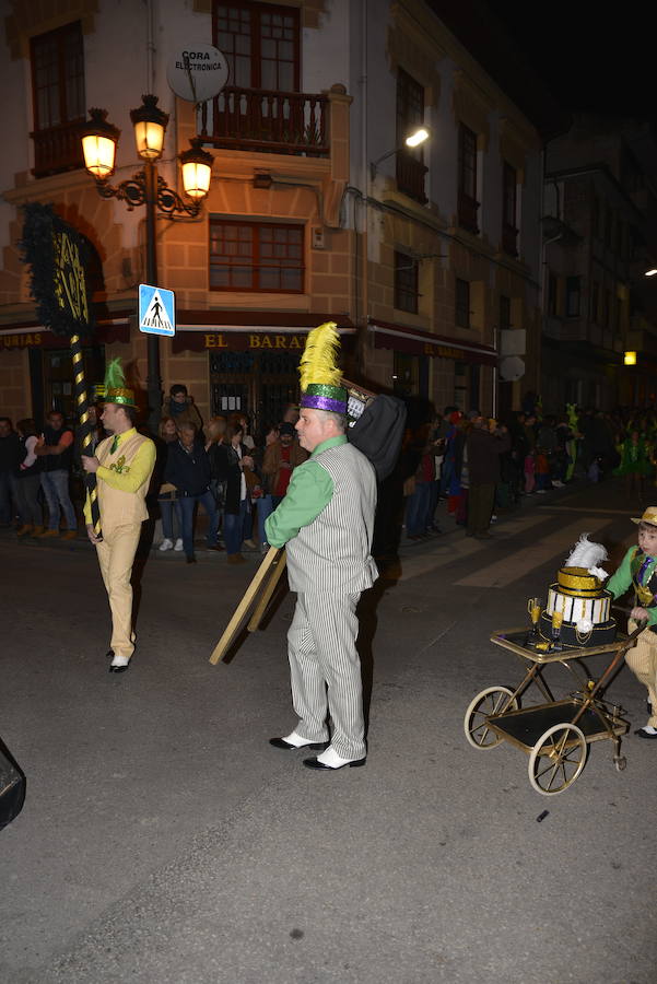 Lleno total en las calles canguesas, por las que desfilaron disfraces de temática 'western', acompañados de animales de diversas especies.