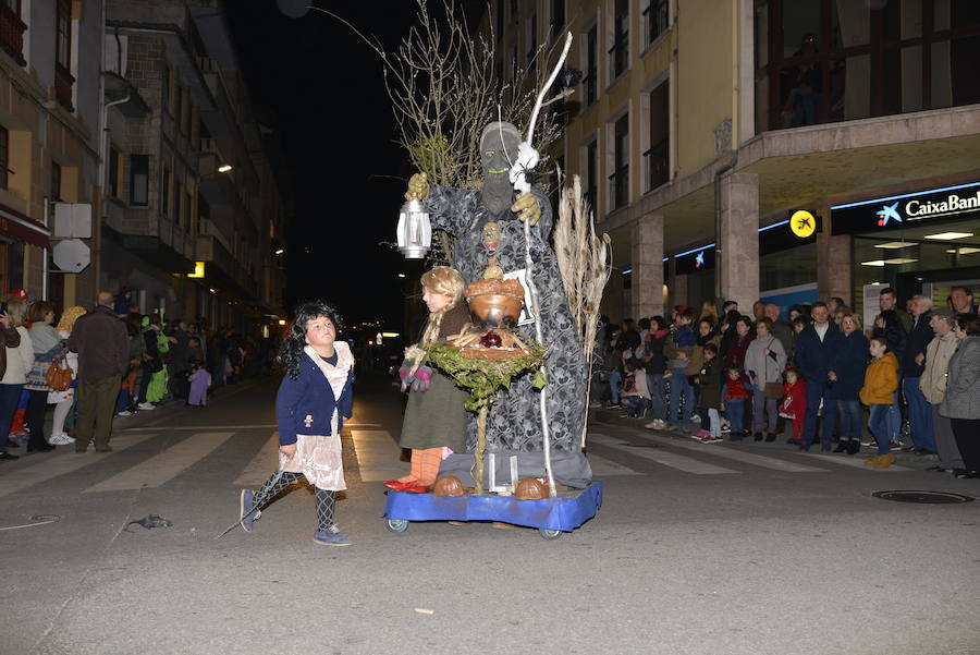 Lleno total en las calles canguesas, por las que desfilaron disfraces de temática 'western', acompañados de animales de diversas especies.