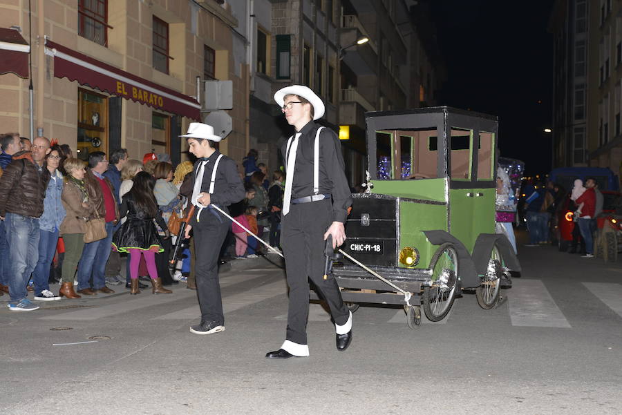 Lleno total en las calles canguesas, por las que desfilaron disfraces de temática 'western', acompañados de animales de diversas especies.