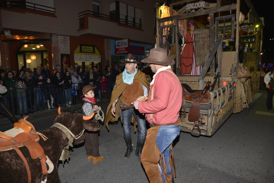 Lleno total en las calles canguesas, por las que desfilaron disfraces de temática 'western', acompañados de animales de diversas especies.