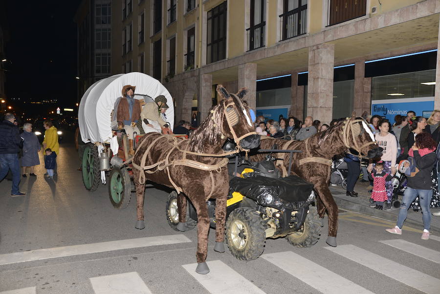 Lleno total en las calles canguesas, por las que desfilaron disfraces de temática 'western', acompañados de animales de diversas especies.
