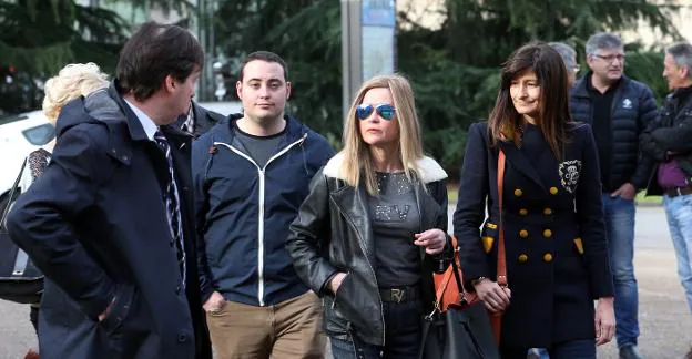 Francisco Pérez Platas, David Palacio y Marta Valle a la llegada al Juzgado de lo Social número 2 de Oviedo.