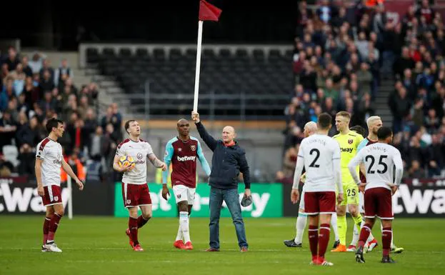 Un aficionado del West Ham sujeta un banderín.