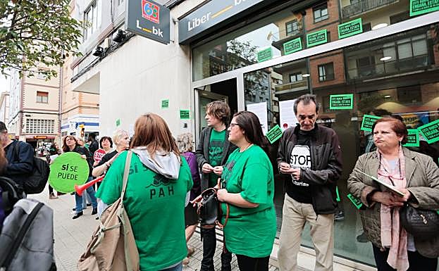 La PAH se encierra en una sucursal bancaria de El Coto para evitar un desahucio