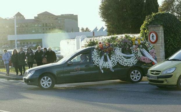 El coche fúnebre con los restos de Paz Fernández Borrego en el tanatorio de Cabueñes. 