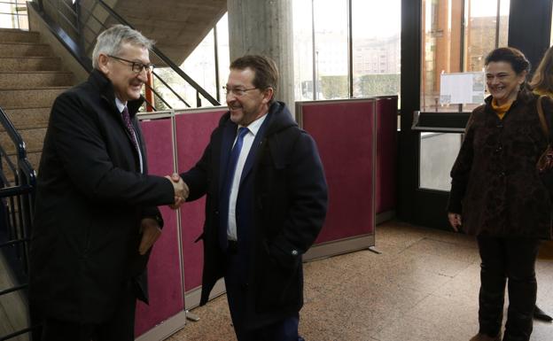 El rector y el consejero de Educación se dan la mano en un encuentro reciente en El Milán.