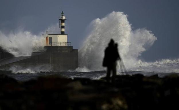 La borrasca 'Félix', con lluvia y viento fuerte, dificultará las labores de rastreo