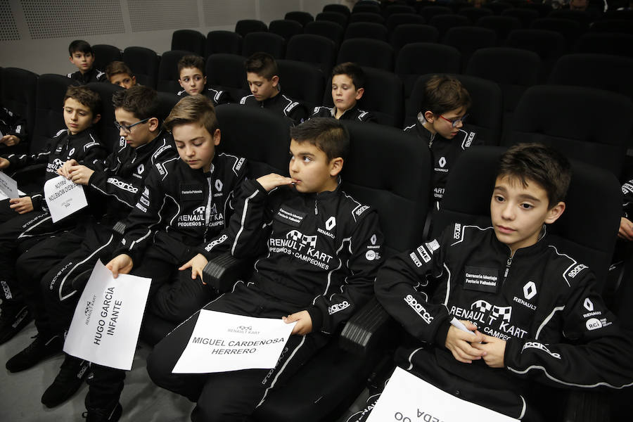 Fernando Alonso ha presidido en el circuito de La Morgal la entrega de premios de la primera edición de 'Renault Kart Pequeños Campeones', un programa de la compañía para hijos de sus empleados. Han participado 300 menores. 