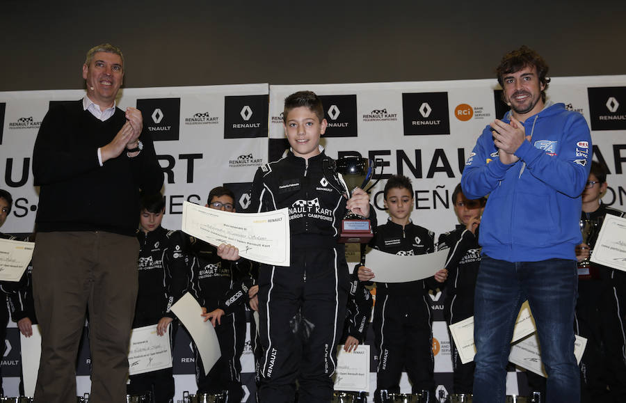 Fernando Alonso ha presidido en el circuito de La Morgal la entrega de premios de la primera edición de 'Renault Kart Pequeños Campeones', un programa de la compañía para hijos de sus empleados. Han participado 300 menores. 