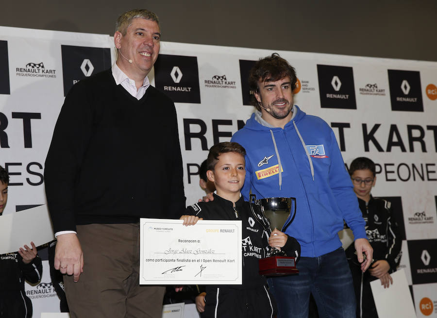 Fernando Alonso ha presidido en el circuito de La Morgal la entrega de premios de la primera edición de 'Renault Kart Pequeños Campeones', un programa de la compañía para hijos de sus empleados. Han participado 300 menores. 