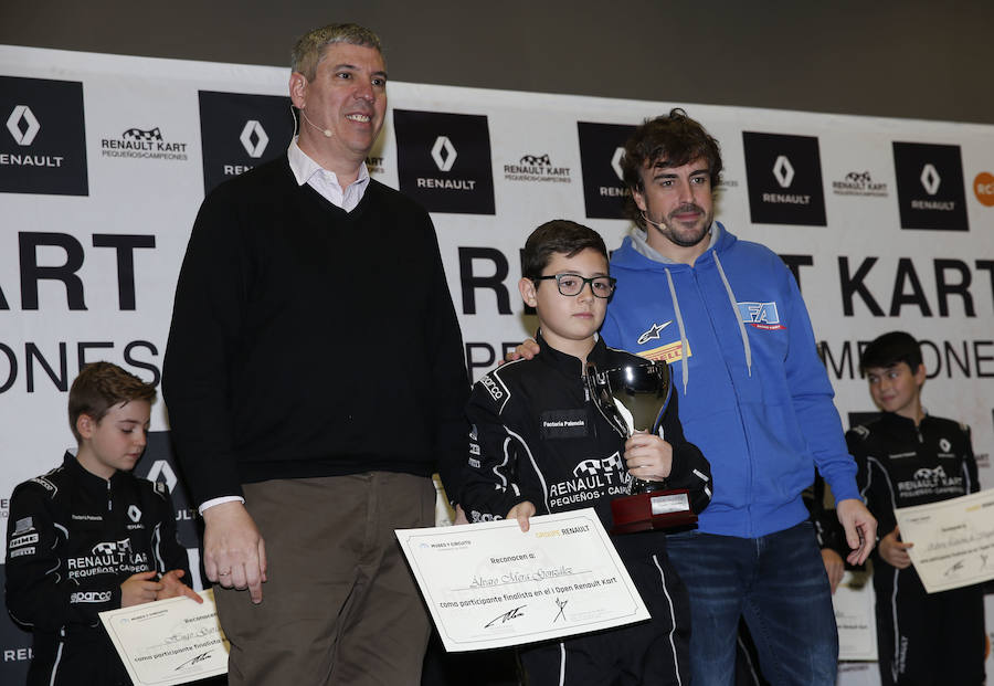 Fernando Alonso ha presidido en el circuito de La Morgal la entrega de premios de la primera edición de 'Renault Kart Pequeños Campeones', un programa de la compañía para hijos de sus empleados. Han participado 300 menores. 