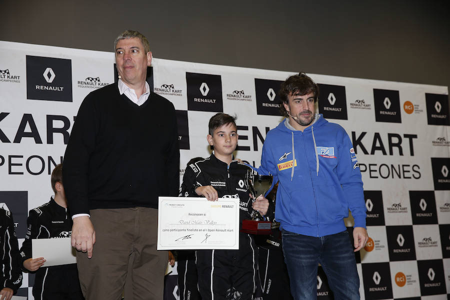 Fernando Alonso ha presidido en el circuito de La Morgal la entrega de premios de la primera edición de 'Renault Kart Pequeños Campeones', un programa de la compañía para hijos de sus empleados. Han participado 300 menores. 