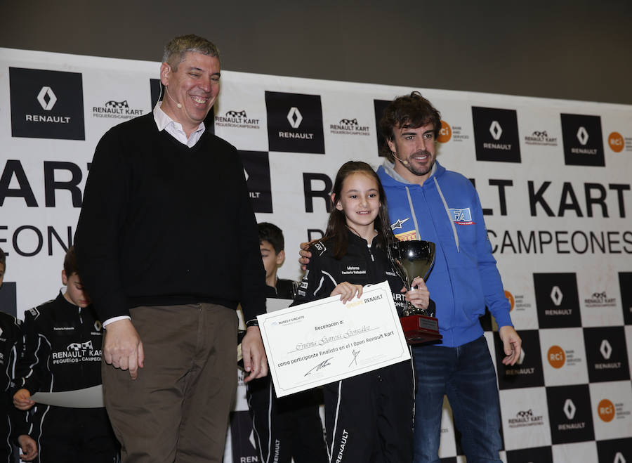 Fernando Alonso ha presidido en el circuito de La Morgal la entrega de premios de la primera edición de 'Renault Kart Pequeños Campeones', un programa de la compañía para hijos de sus empleados. Han participado 300 menores. 