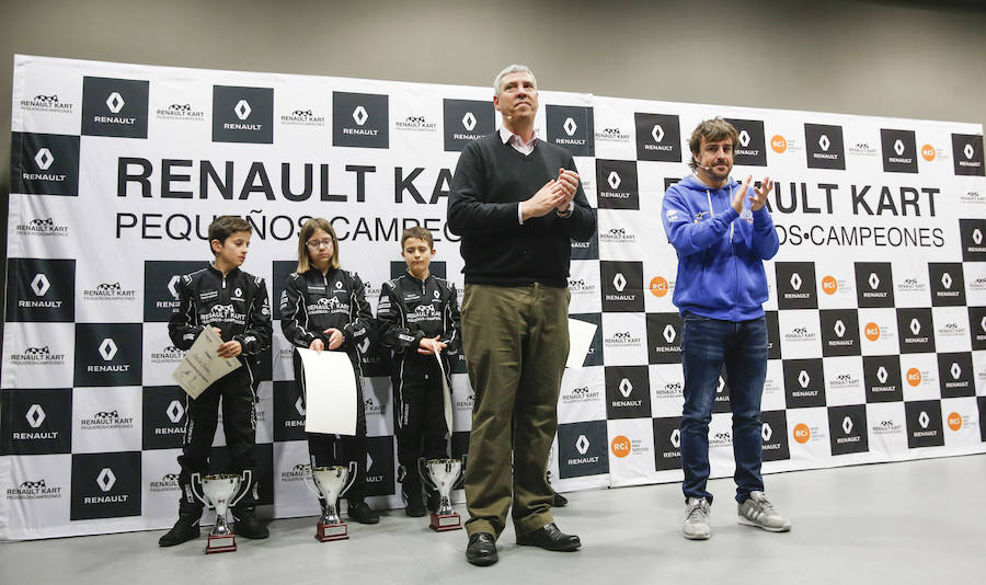 Fernando Alonso ha presidido en el circuito de La Morgal la entrega de premios de la primera edición de 'Renault Kart Pequeños Campeones', un programa de la compañía para hijos de sus empleados. Han participado 300 menores. 