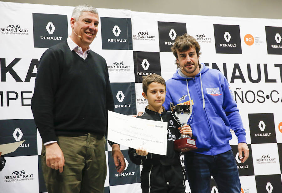 Fernando Alonso ha presidido en el circuito de La Morgal la entrega de premios de la primera edición de 'Renault Kart Pequeños Campeones', un programa de la compañía para hijos de sus empleados. Han participado 300 menores. 