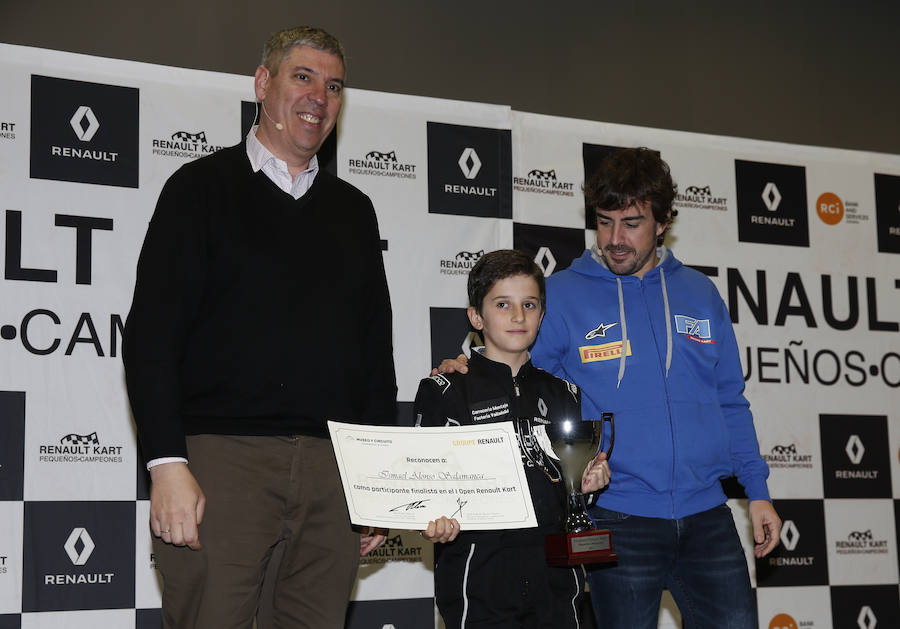 Fernando Alonso ha presidido en el circuito de La Morgal la entrega de premios de la primera edición de 'Renault Kart Pequeños Campeones', un programa de la compañía para hijos de sus empleados. Han participado 300 menores. 