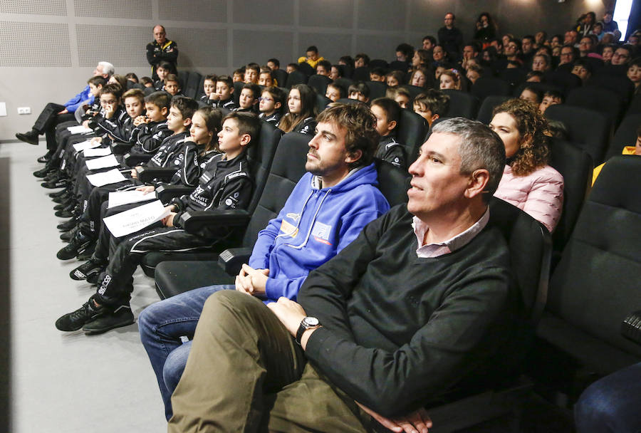 Fernando Alonso ha presidido en el circuito de La Morgal la entrega de premios de la primera edición de 'Renault Kart Pequeños Campeones', un programa de la compañía para hijos de sus empleados. Han participado 300 menores. 