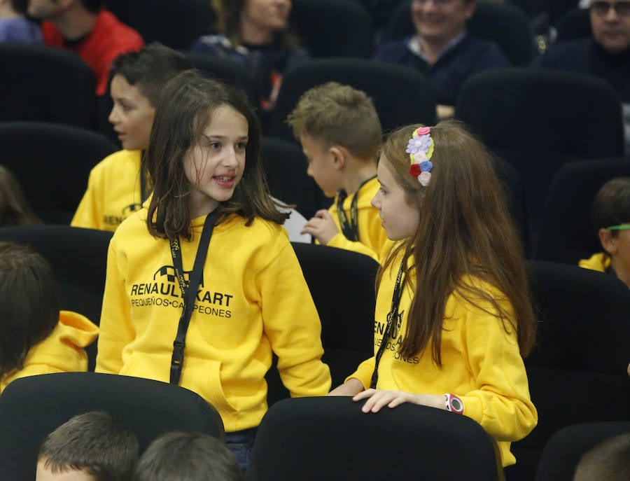 Fernando Alonso ha presidido en el circuito de La Morgal la entrega de premios de la primera edición de 'Renault Kart Pequeños Campeones', un programa de la compañía para hijos de sus empleados. Han participado 300 menores. 