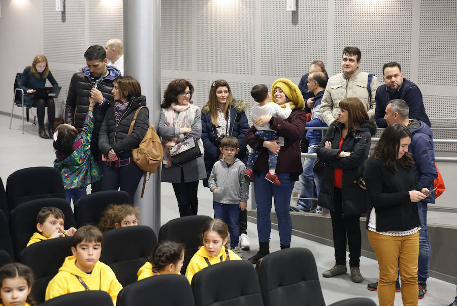 Fernando Alonso ha presidido en el circuito de La Morgal la entrega de premios de la primera edición de 'Renault Kart Pequeños Campeones', un programa de la compañía para hijos de sus empleados. Han participado 300 menores. 