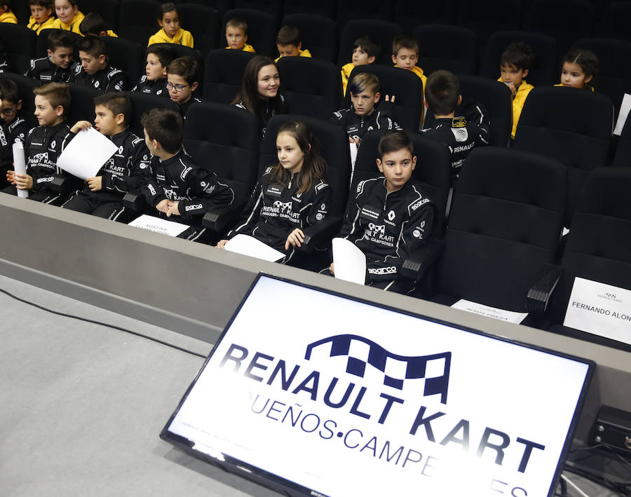 Fernando Alonso ha presidido en el circuito de La Morgal la entrega de premios de la primera edición de 'Renault Kart Pequeños Campeones', un programa de la compañía para hijos de sus empleados. Han participado 300 menores. 