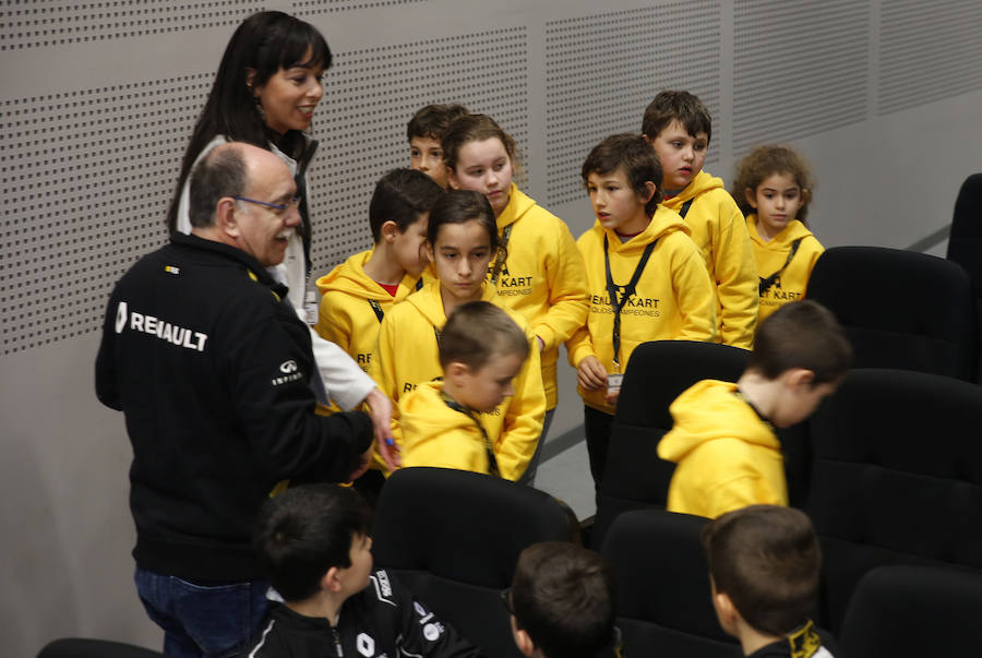 Fernando Alonso ha presidido en el circuito de La Morgal la entrega de premios de la primera edición de 'Renault Kart Pequeños Campeones', un programa de la compañía para hijos de sus empleados. Han participado 300 menores. 